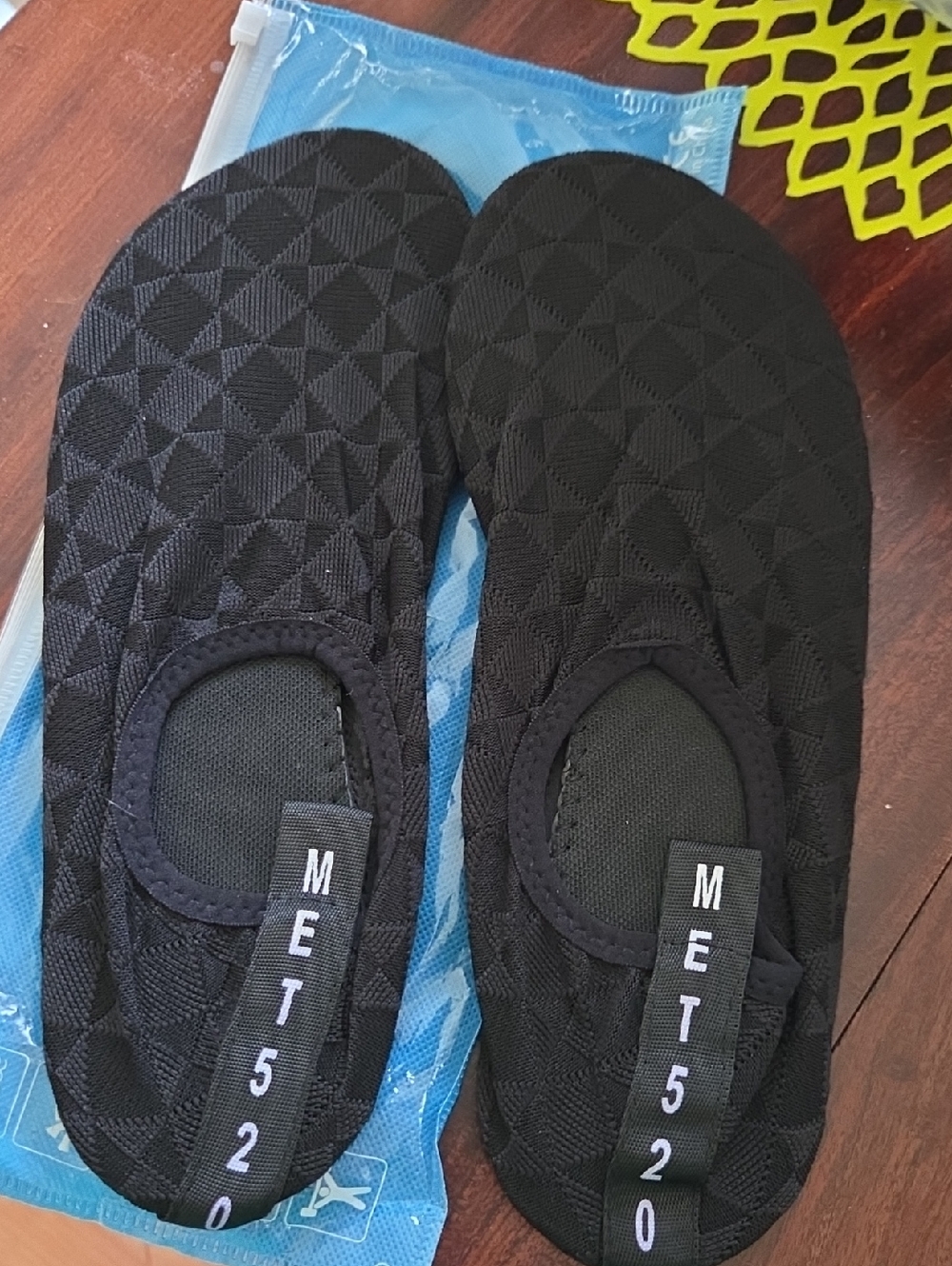 NIP, Mens Black Quilted Slip-On Water Shoes with MET520 Tag